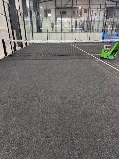 Entretien d'une piste de padel en gazon synthétique anthracite en club couvert