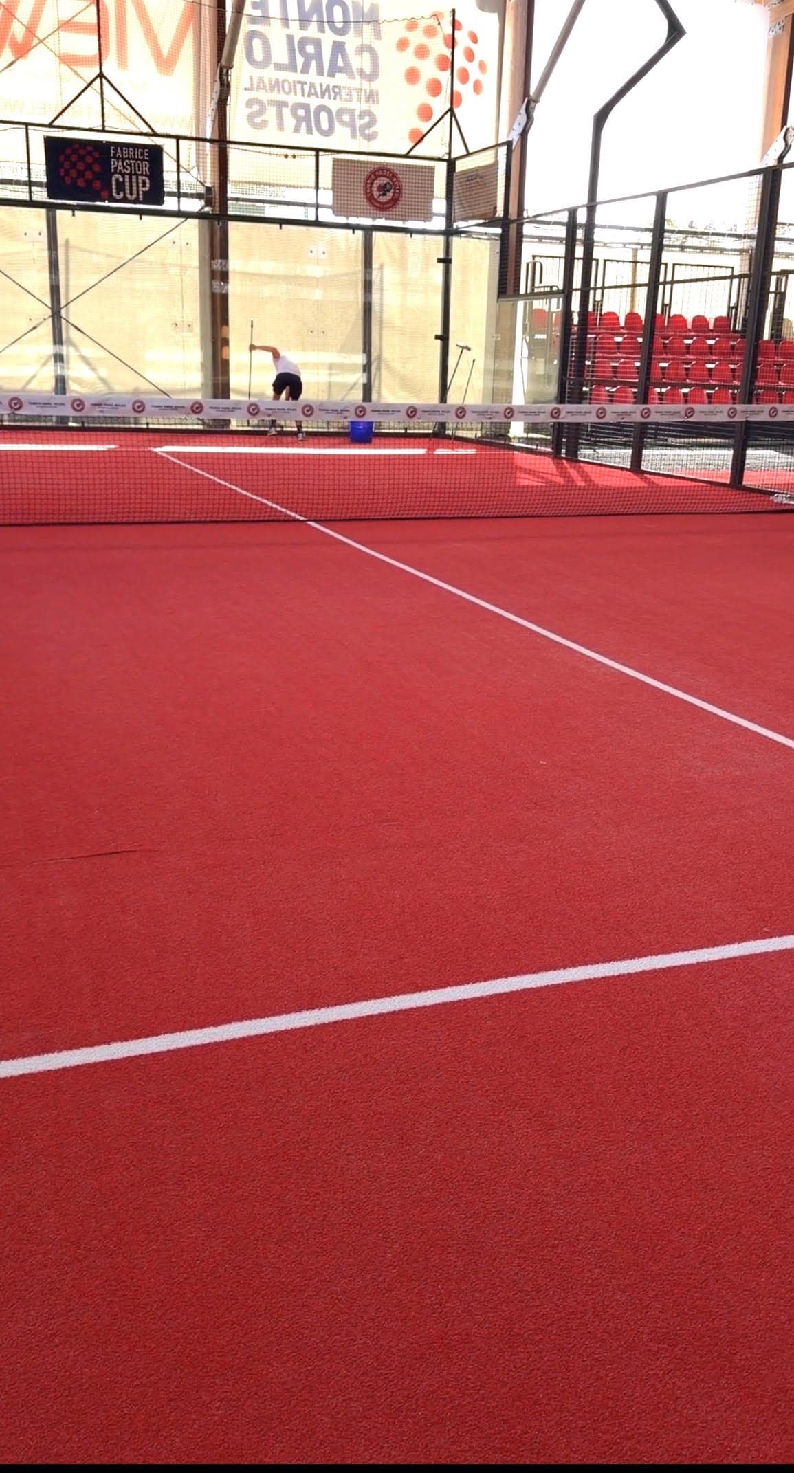 Moquette de padel rouge posée sur le court du Monte-Carlo International Sports