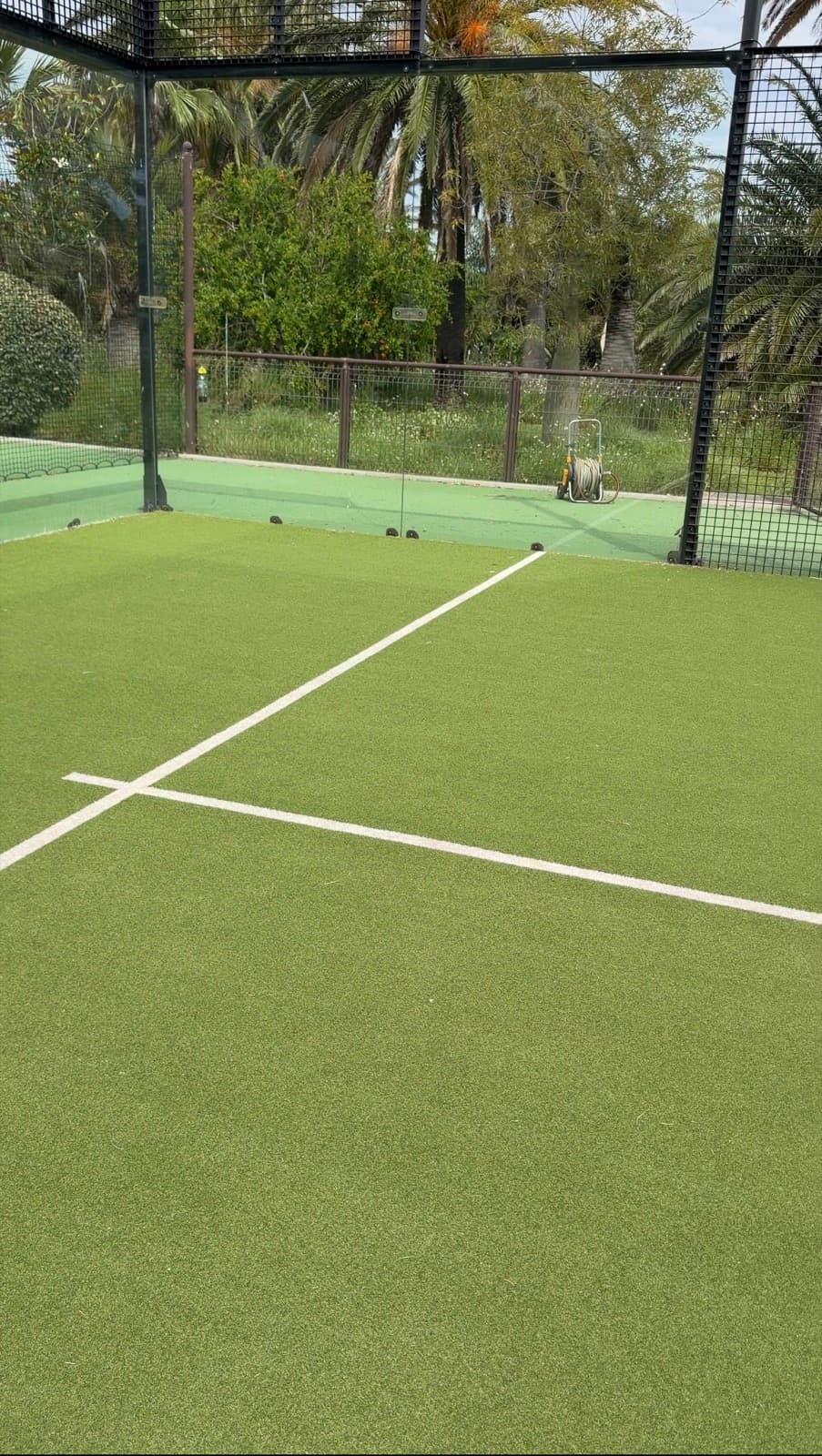 Après : la même vitre remplacée à neuf par Padel Maintenance Premium