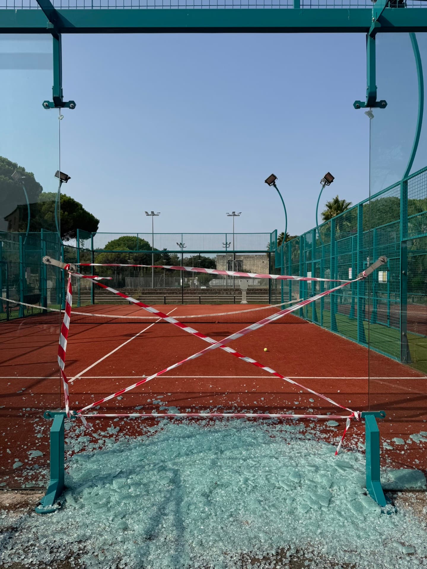 Vitre de padel cassée nécessitant un remplacement d'urgence